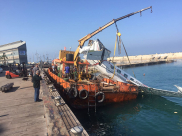 بالصور: انتشال حطام الطائرة الخفيفة من ميناء يافا 